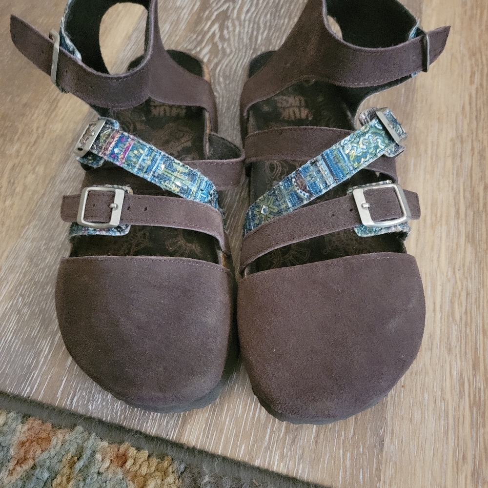 Muk Luks sandals size 9